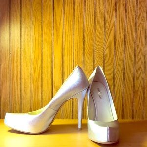 Size 12 BCBG enervation Platform Pumps